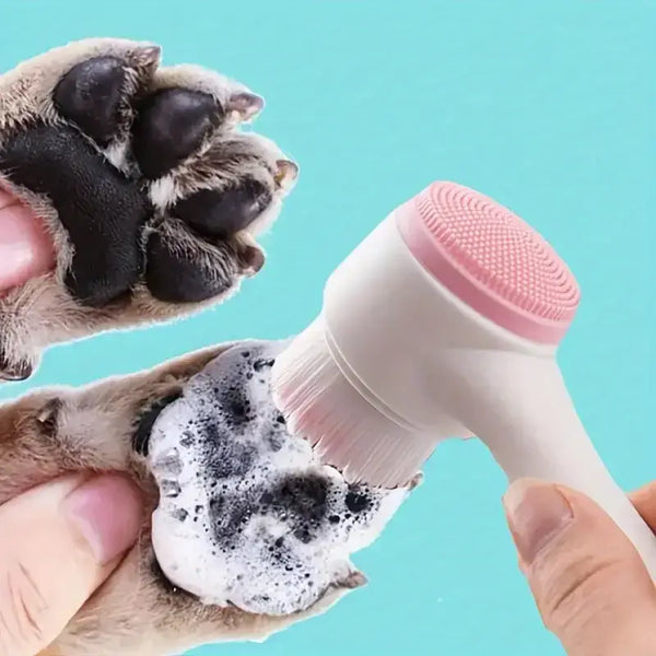 Mingle moa Silicone pet paw cleaner brush in use, gently washing dog's paw with foam, perfect for cleaning after outdoor play.